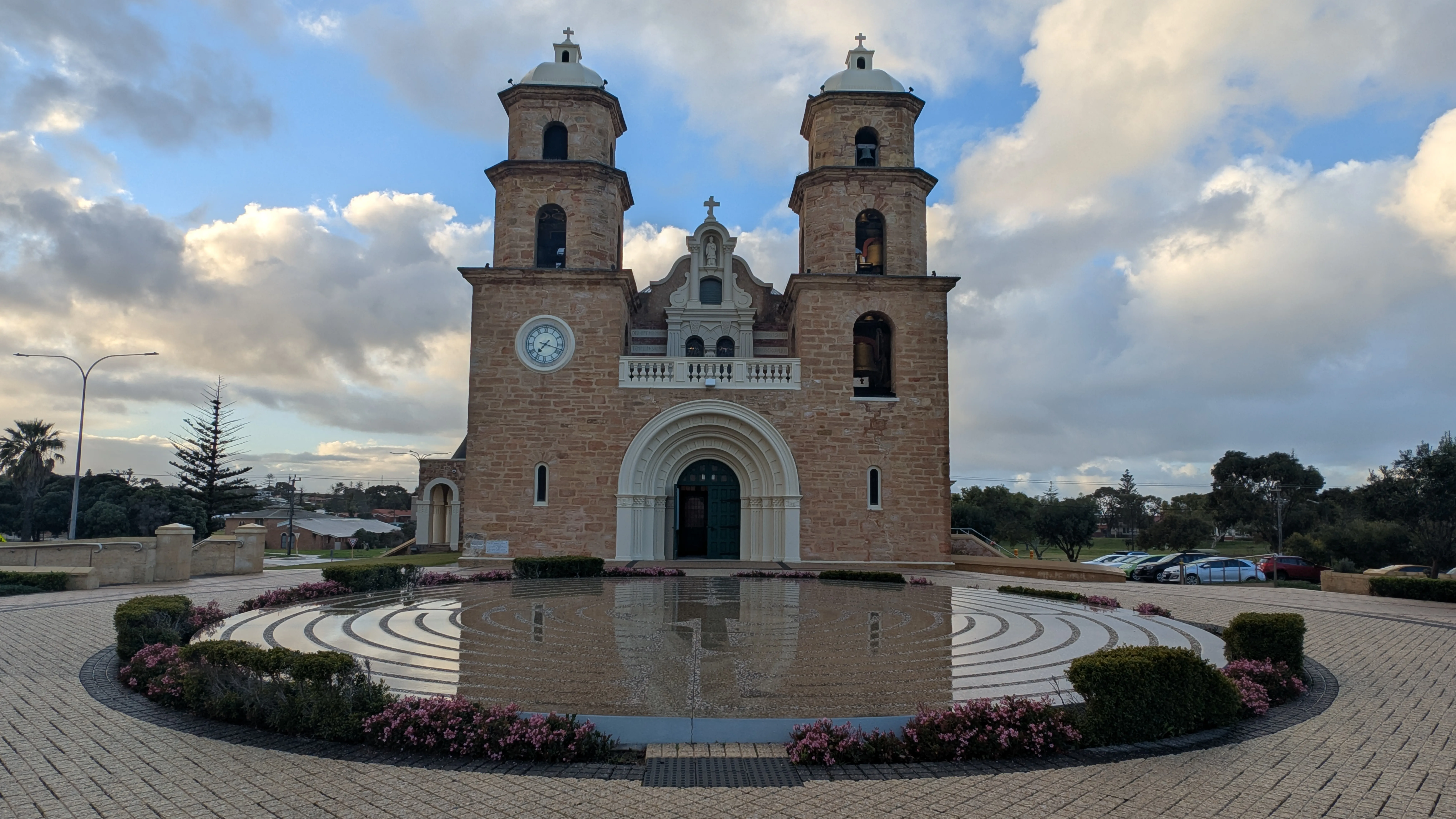 A photo of a Cathedral on a cloudy day.